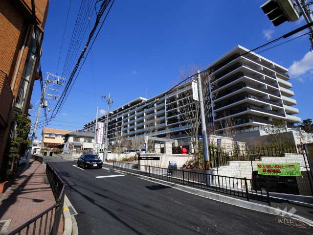 敷地西側の前面道路。丘陵地にあります。