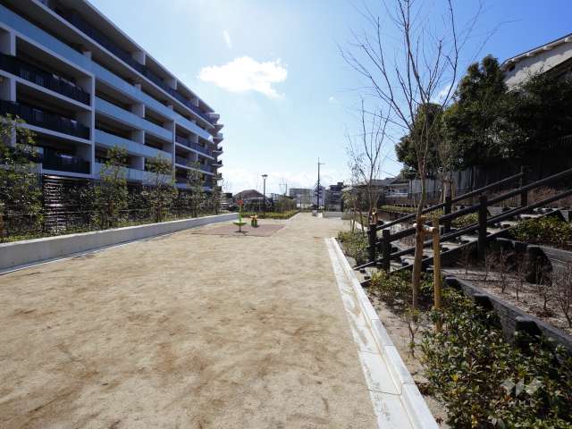 敷地に隣接する小さな公園