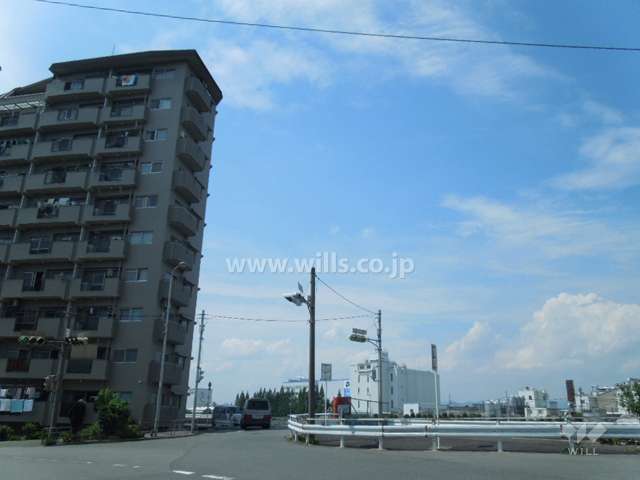 敷地北側には神崎川が流れています。