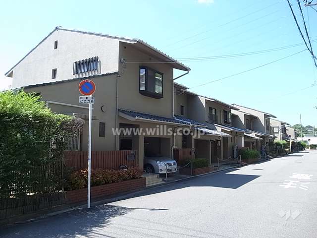 千里王子住宅　テラスハウスの外観（東側から）　屋根は瓦葺きです。