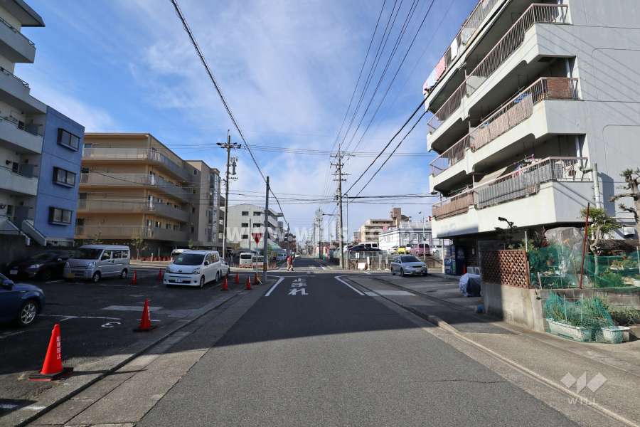 敷地南側の前面道路（東側から）