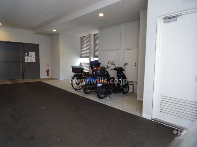 屋内に設けられたバイク置場