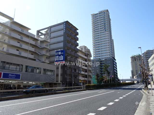 プラウドタワー住吉の遠景。周辺は住宅の他、店舗や事務所などが混在しています。