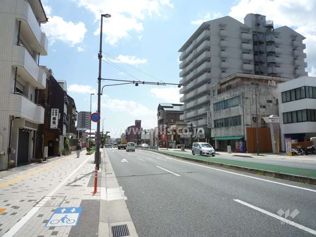 敷地の西側には、県道13号尼崎池田線が走っています。