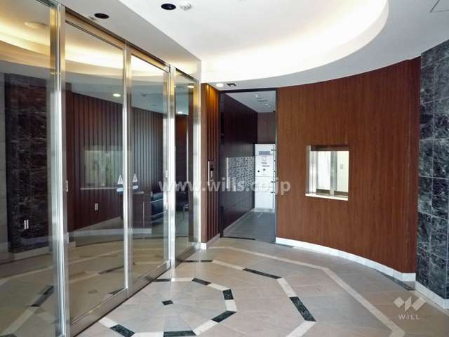 エントランスはオートロック付きです。