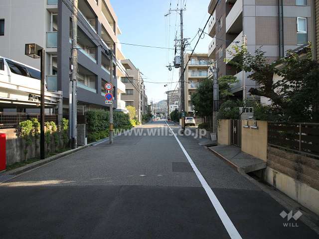 敷地東側の前面道路（南側から）