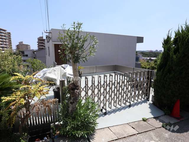 新光ユーハイツ植園の外観(西側から)［平成30年8月3日撮影］