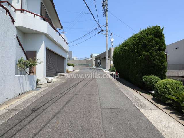 新光ユーハイツ植園の西側前面道路［平成30年8月3日撮影］