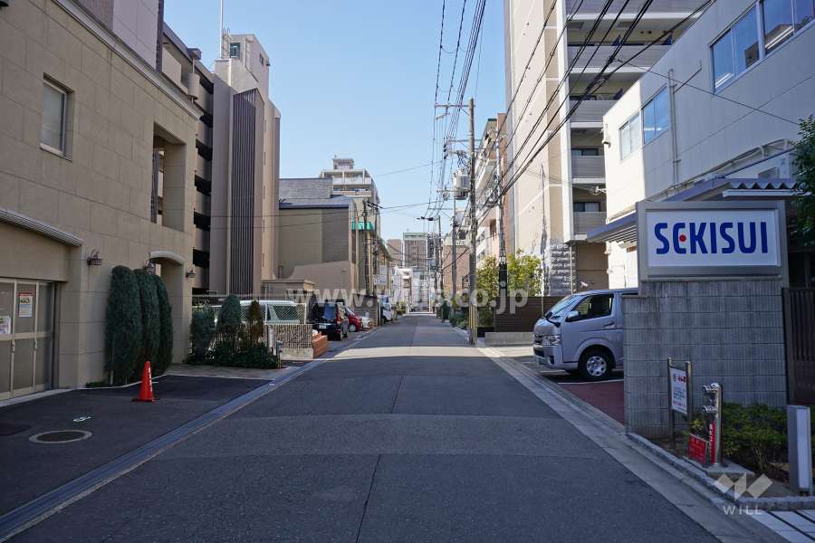 敷地南側の前面道路（東側から）