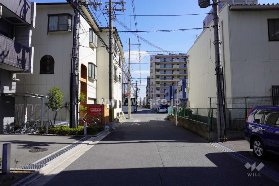 敷地南側の前面道路（西側から）