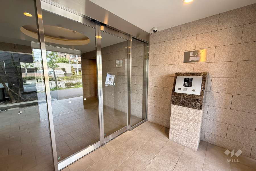 エントランスはオートロック付きです。