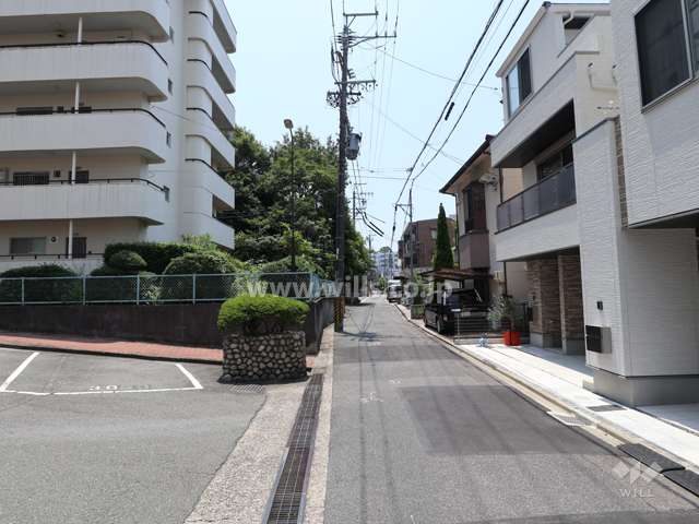 敷地の西側前面道路（北側から）