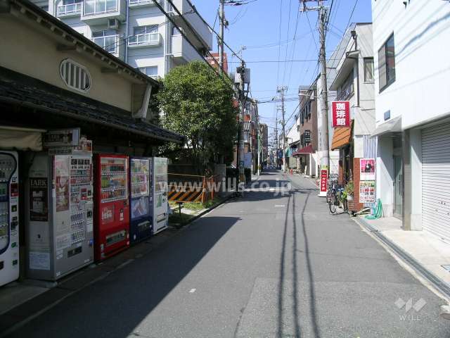 敷地東側の前面道路は旧能勢街道です。
