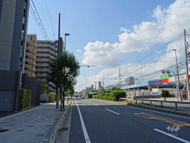 敷地北側の前面道路（東側から）