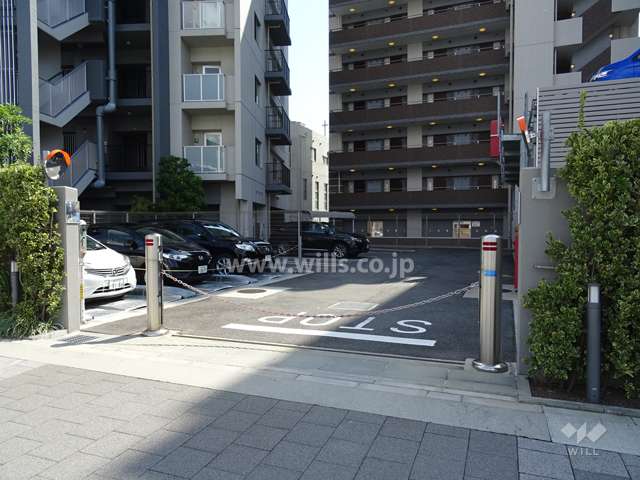 駐車場出入り口（ロボットゲート付き）