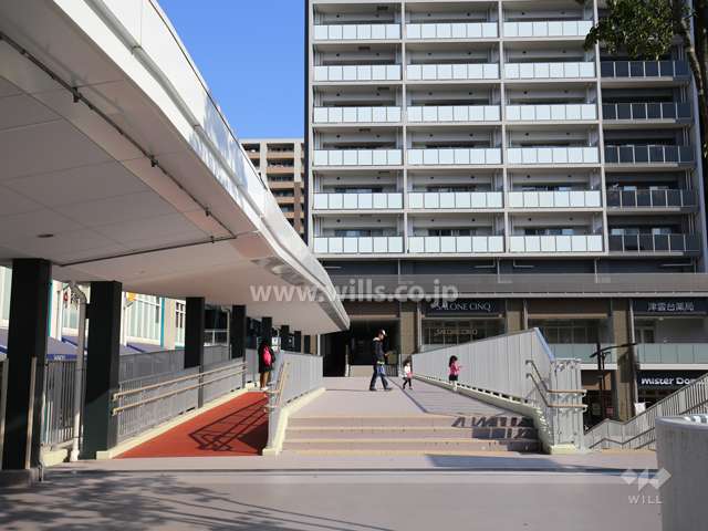 駅とは陸橋で直結されています。