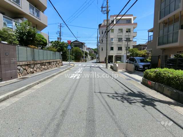 敷地東北側の前面道路