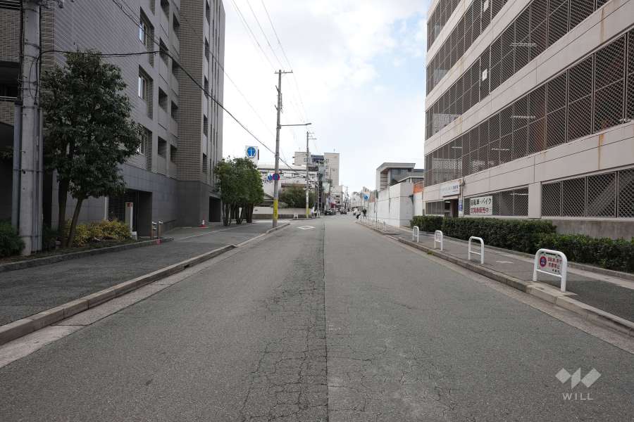敷地北側の前面道路（東側から）