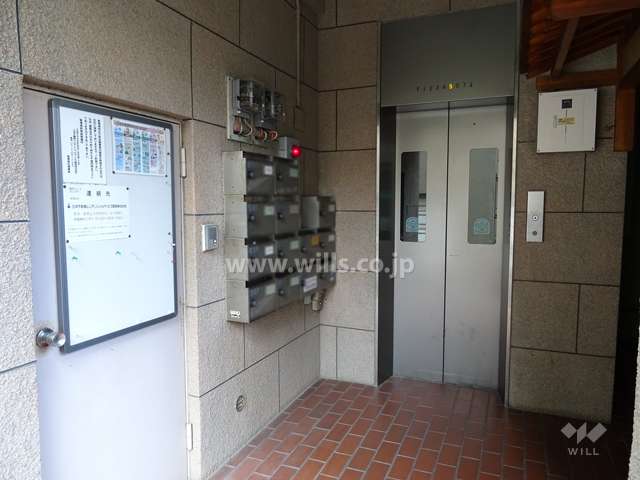 共用ポストとエレベーター
