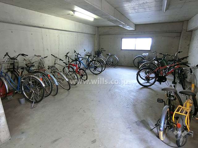 屋内に設けられた駐輪場