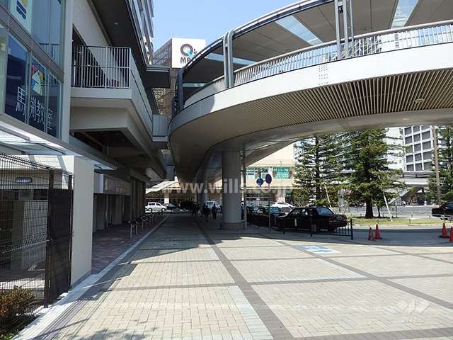 東側前面道路（南側から）