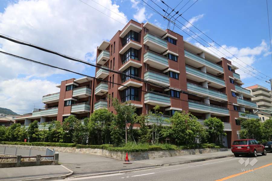 ライオンズ苦楽園グラングレイドの外観（南西側から）