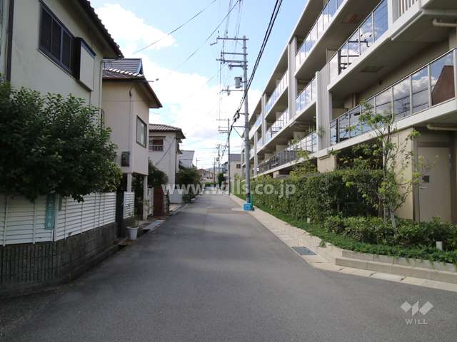 南東側の前面道路（北東側から）