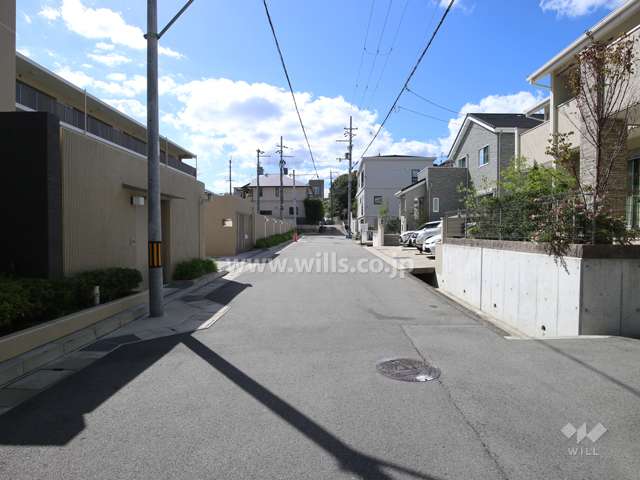 敷地北西側の前面道路（北東側から）