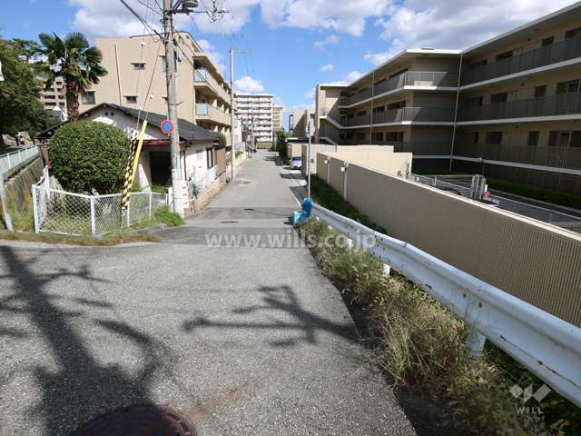 敷地北西側の前面道路（南西側から）