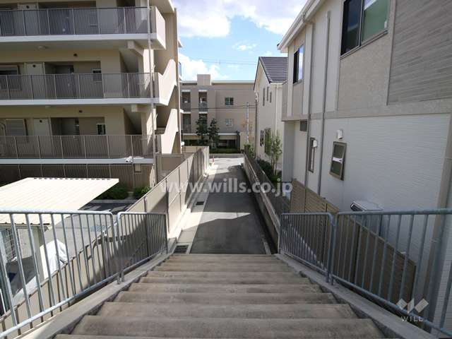 敷地南西側の前面道路（北西側から）
