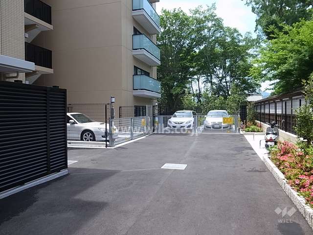敷地内駐車場（屋外機械式）とバイク置場