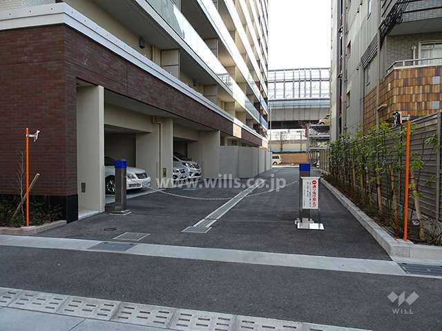 駐車場出入り口（ロボットゲート付き）