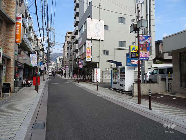 敷地西側の前面道路。通称「御影坂」沿いです。