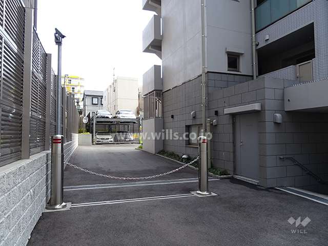 駐車場出入り口（ロボットゲート付き）