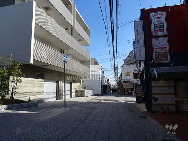 敷地南側の前面道路。岡本商店街の石畳沿いにあります。
