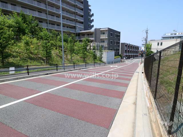 物件の北側前面道路(東側から)