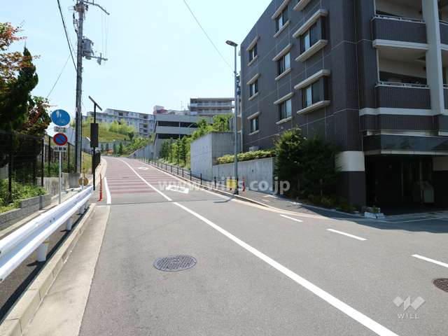 物件の北側前面道路(西側から)