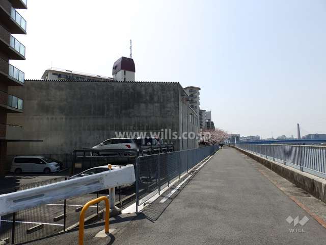敷地西側前面道路※敷地の西側は堤防を挟んで川が流れています。