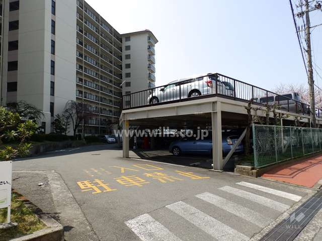 敷地内駐車場入口※自走式立体駐車場と平面式駐車場です。