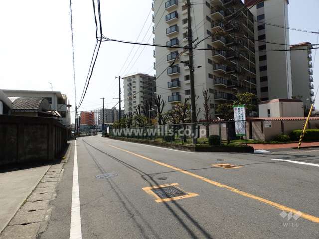 敷地西側の前面道路