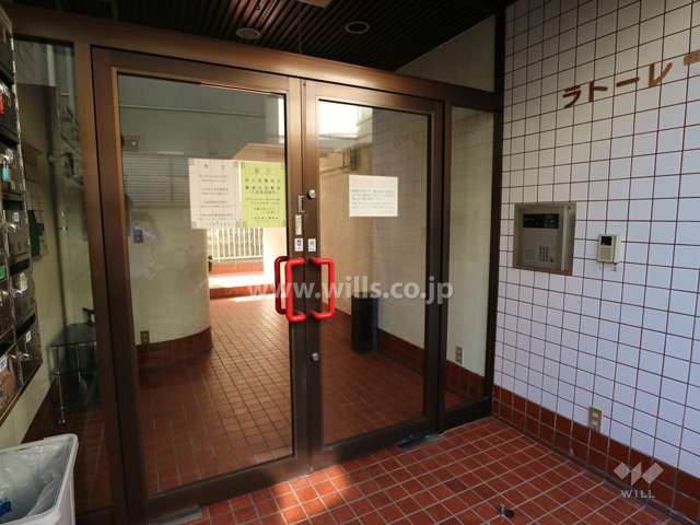 エントランスはオートロック付きです。