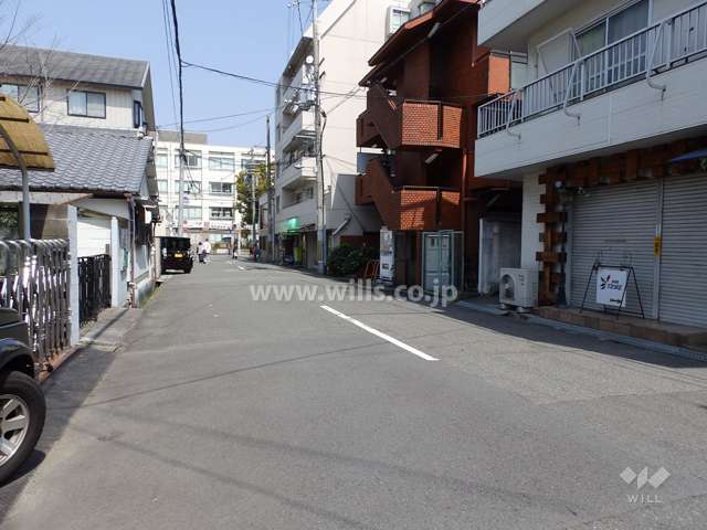 敷地西側の前面道路