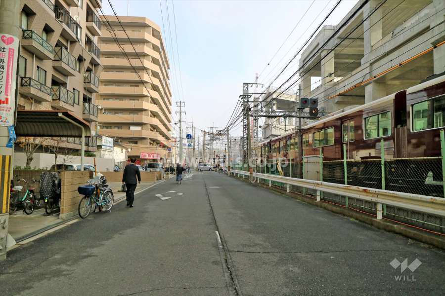 南東側前面道路（南西側から）