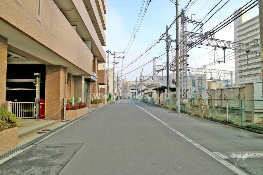 南東側前面道路（南西側から）