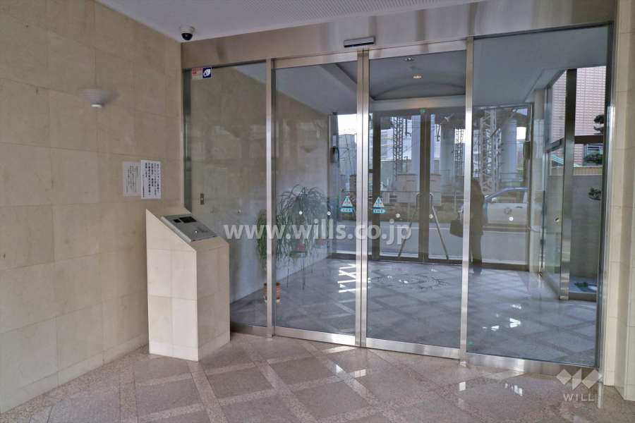 エントランスはオートロック付きです。