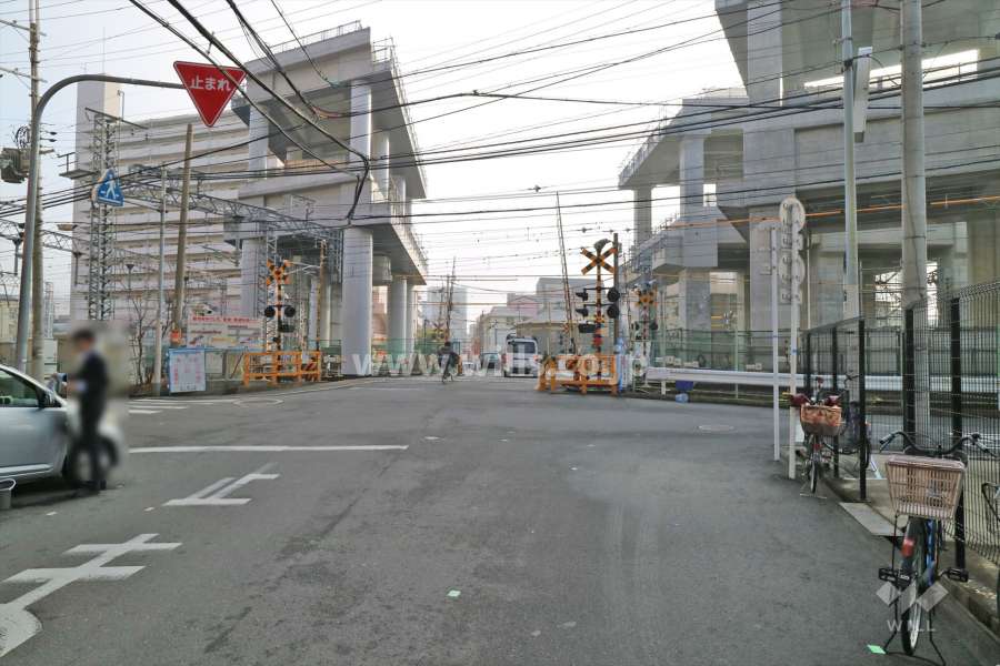 南側前面道路（西側から）