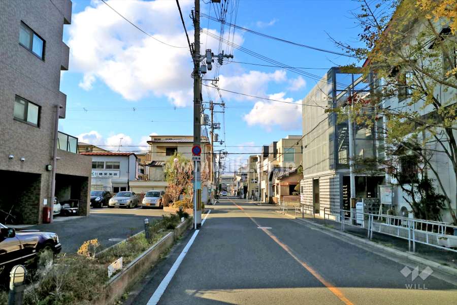 敷地北東側の前面道路（南東側から）