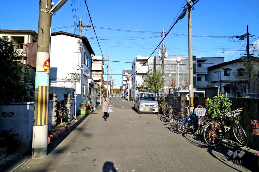 敷地北西側の前面道路（北東側から）2