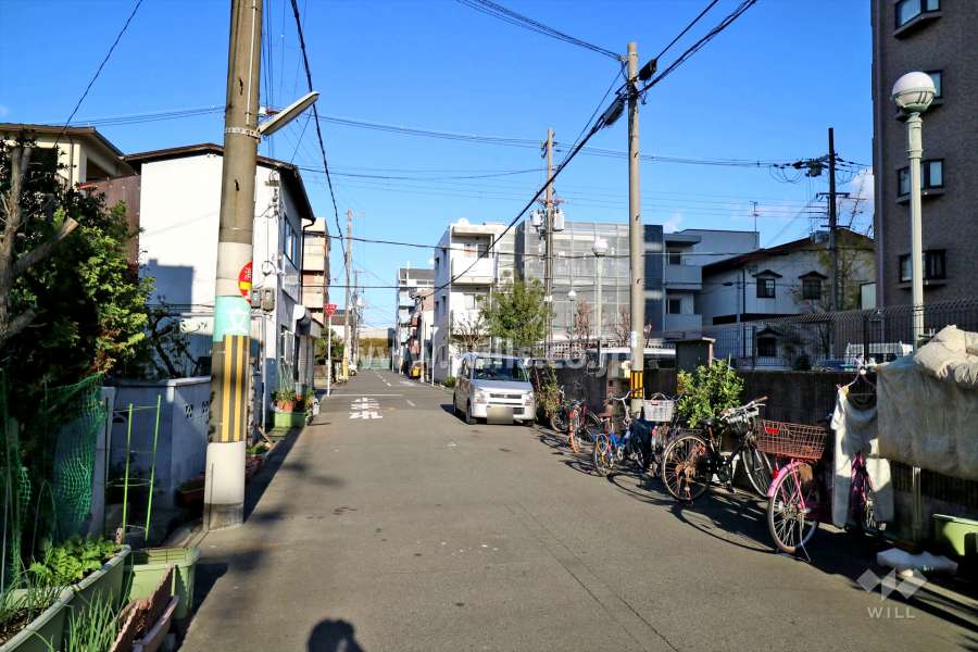 敷地北西側の前面道路（北東側から）
