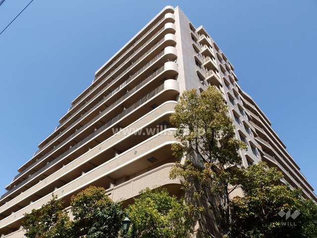 外壁は落ち着いた茶系のタイル張りです。